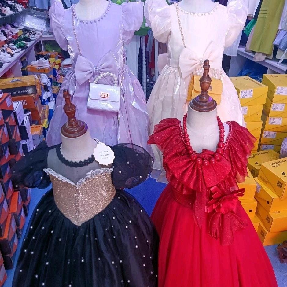 展翅飞儿童服装店