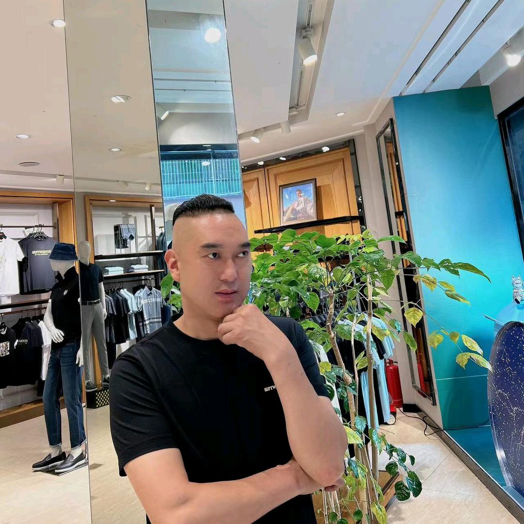 华哥渝垫大型管乐演出团队