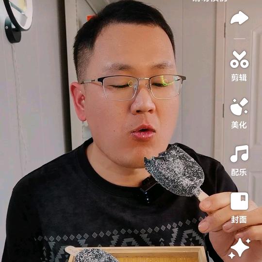 阿宁吃雪糕