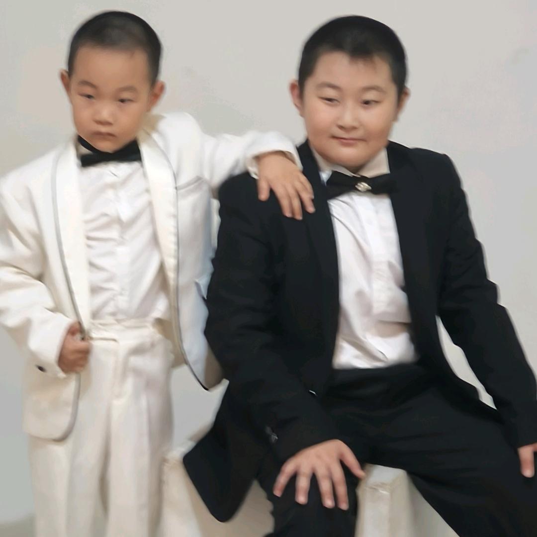 俺有两件皮夹克😘
