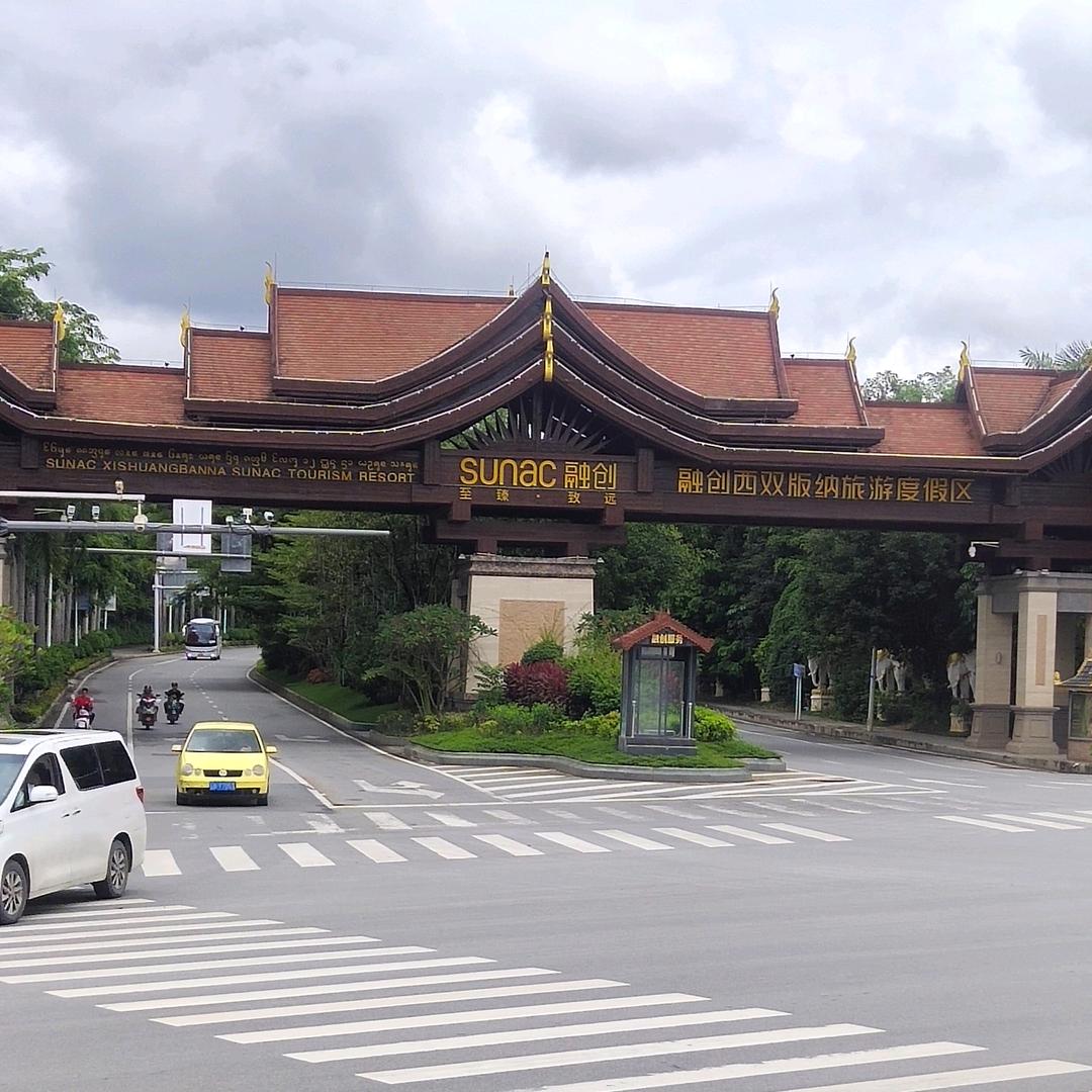 骑着毛驴闯红灯