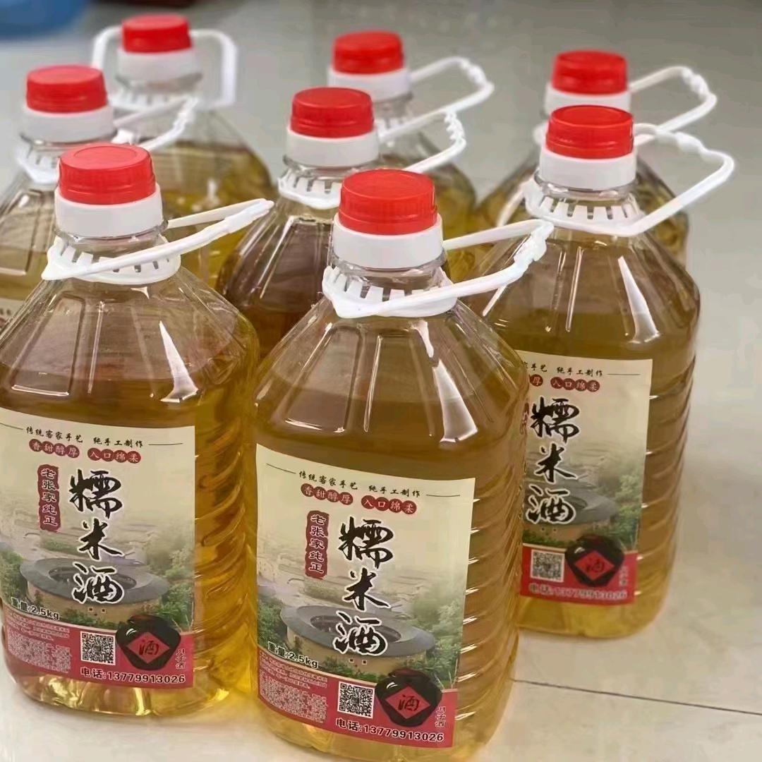 玉荣珍尝糯米酒