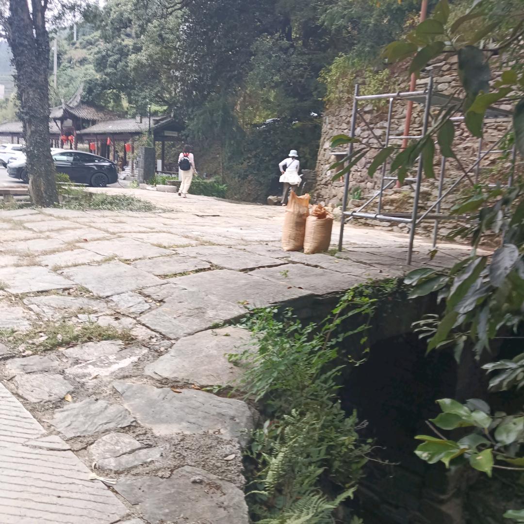 在海上钓鱼