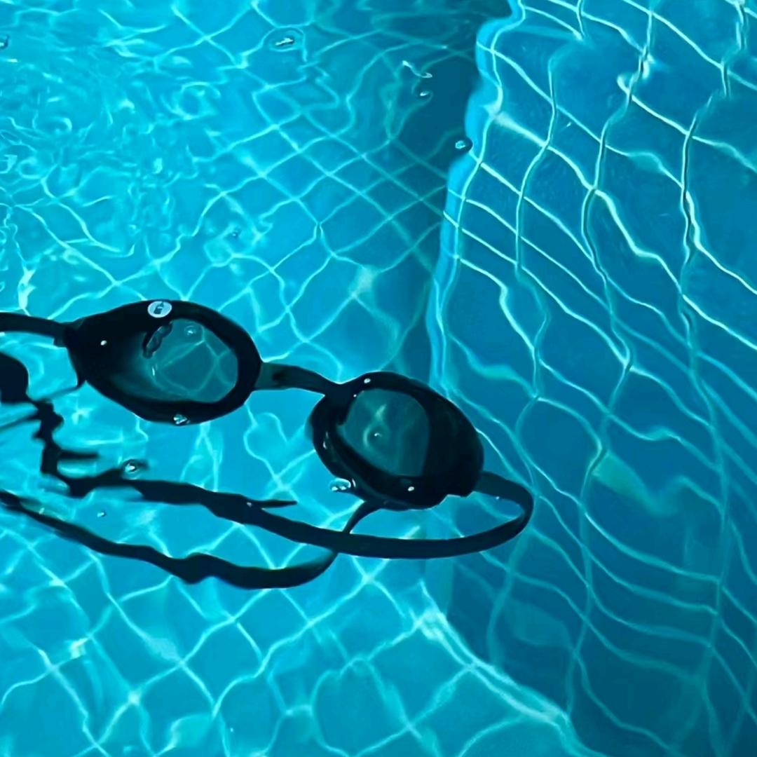 不爱戴泳镜的皮卡丘