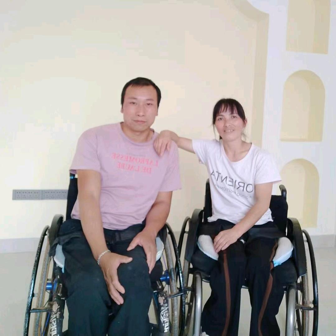 轮椅小夫妻一家