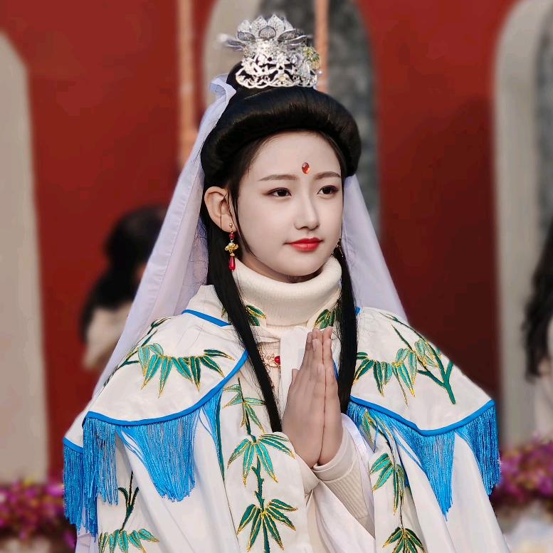 燕玲文艺团团长（燕燕）