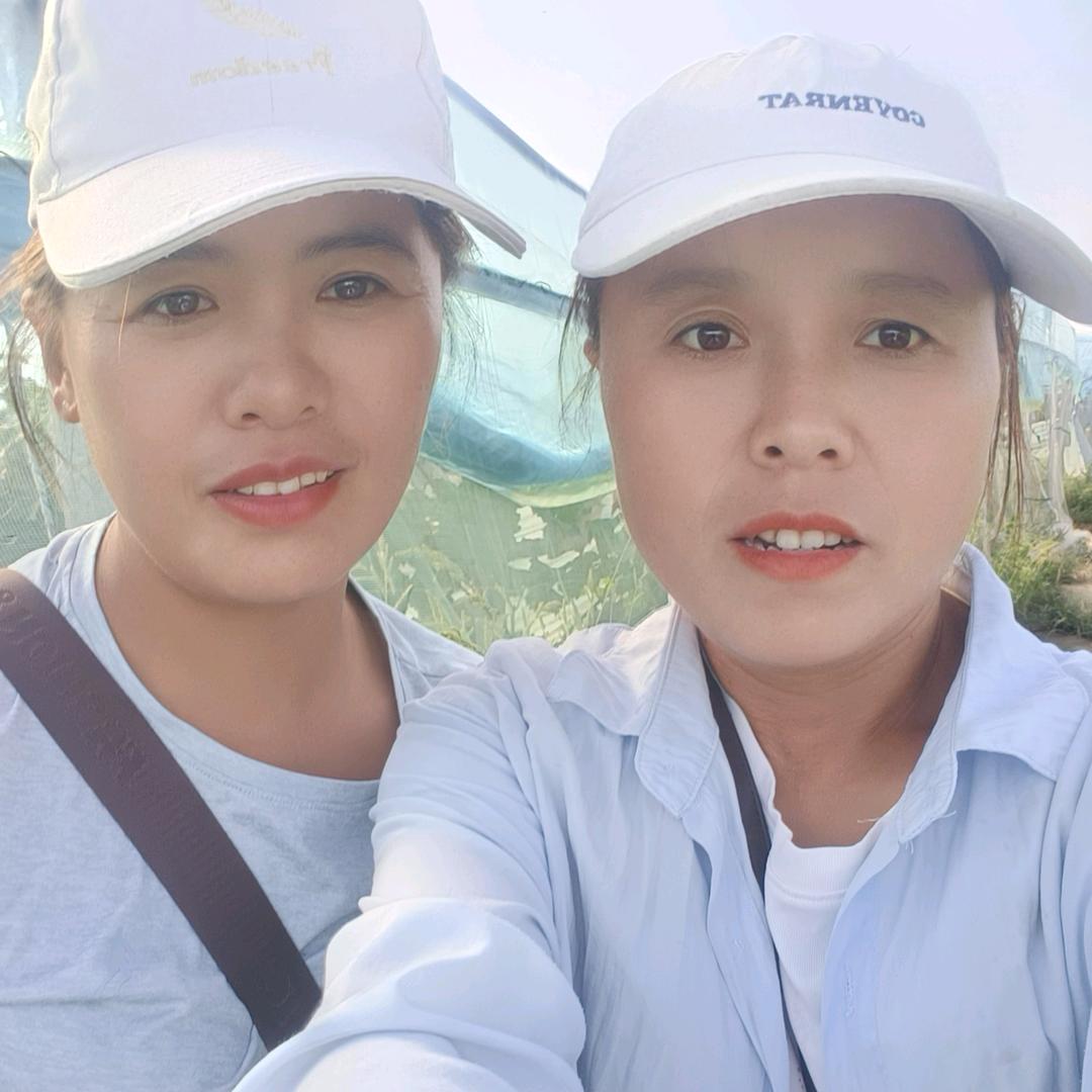 小姐妹记录生活摆摊