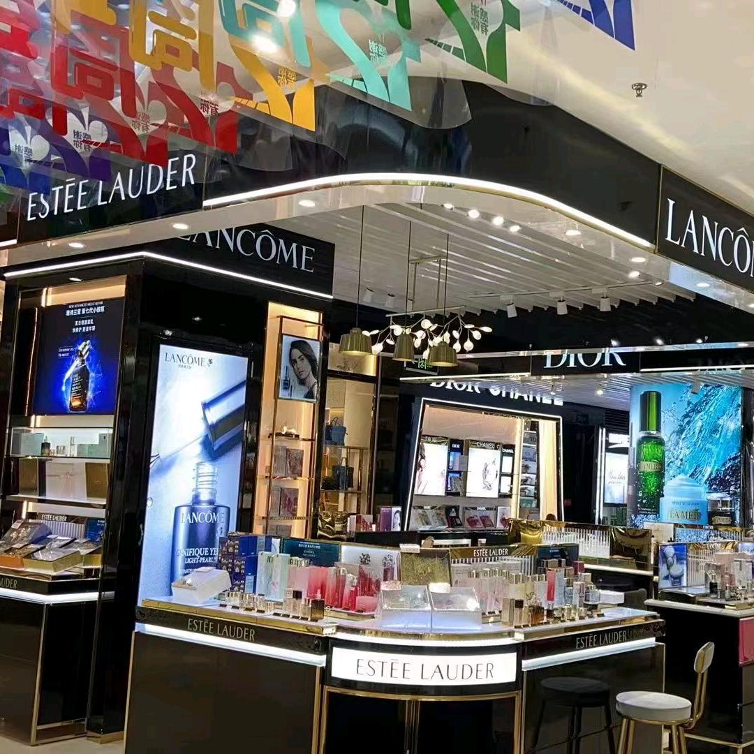 名品集合柜（信阳新玛特一楼正门口第一家）