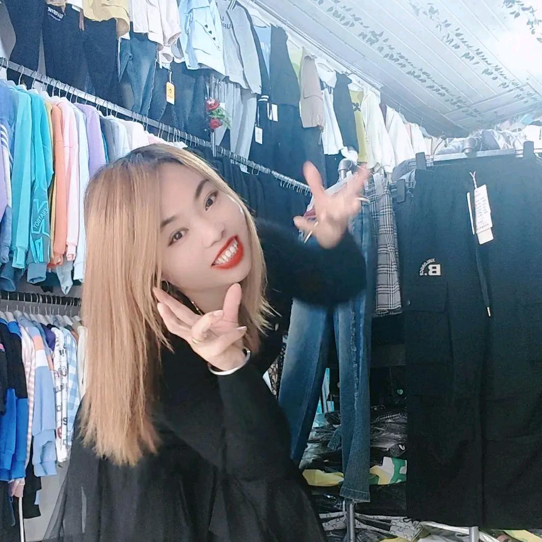 黄小雪旭洋敏服饰与姬存希扶肤品批发店