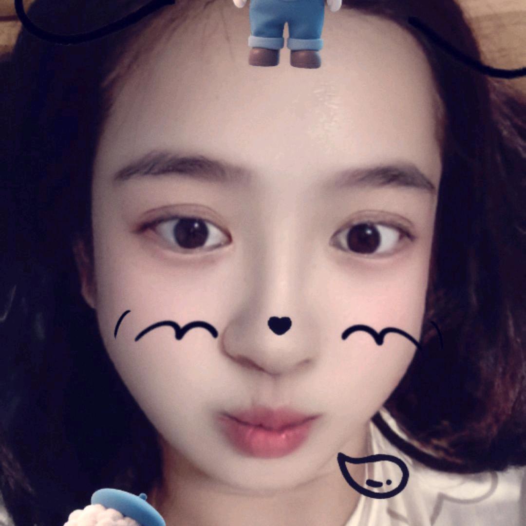 抿着嘴，窃笑