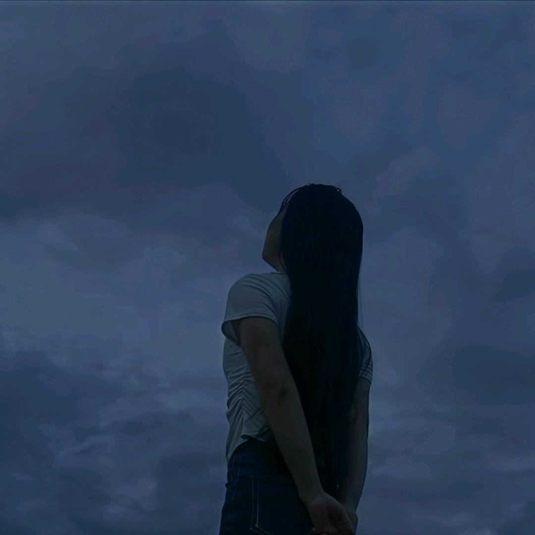 笑笑不说话