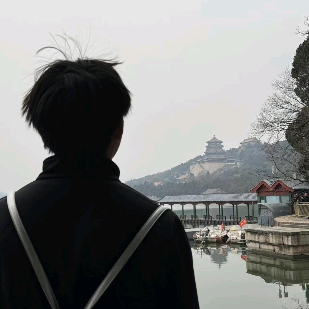 小小逸头像