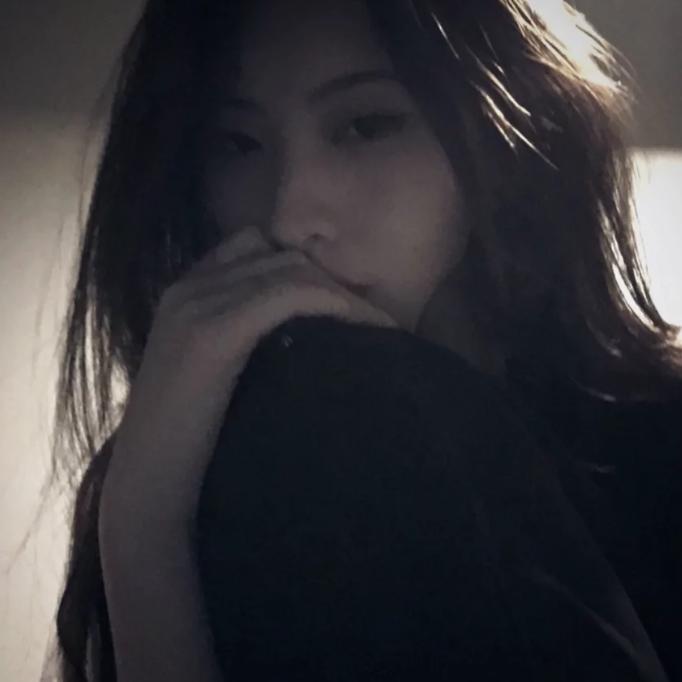 倩.
