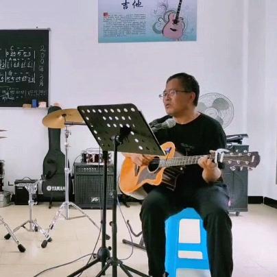 边关名镇吉他大叔