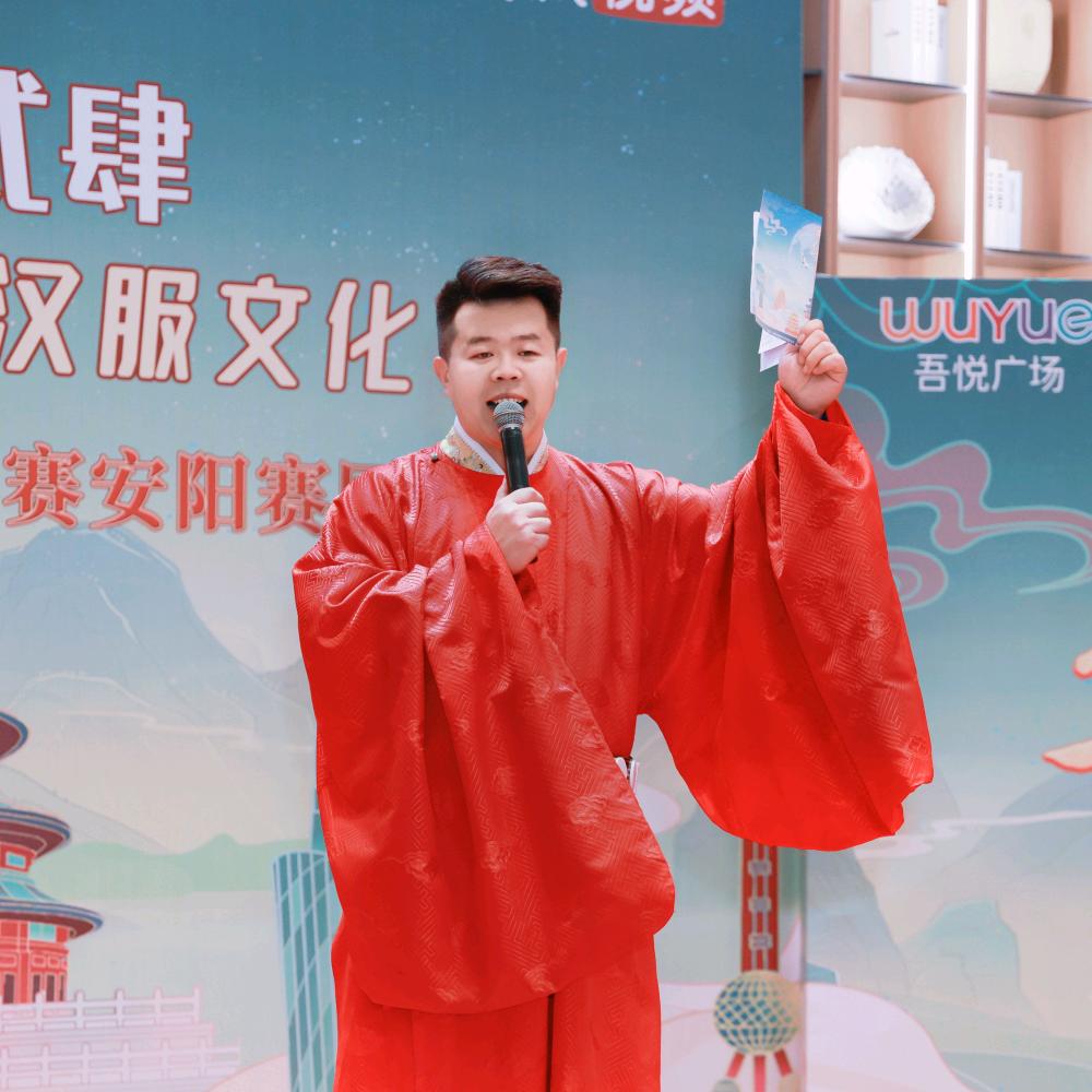 主持人 李鹏