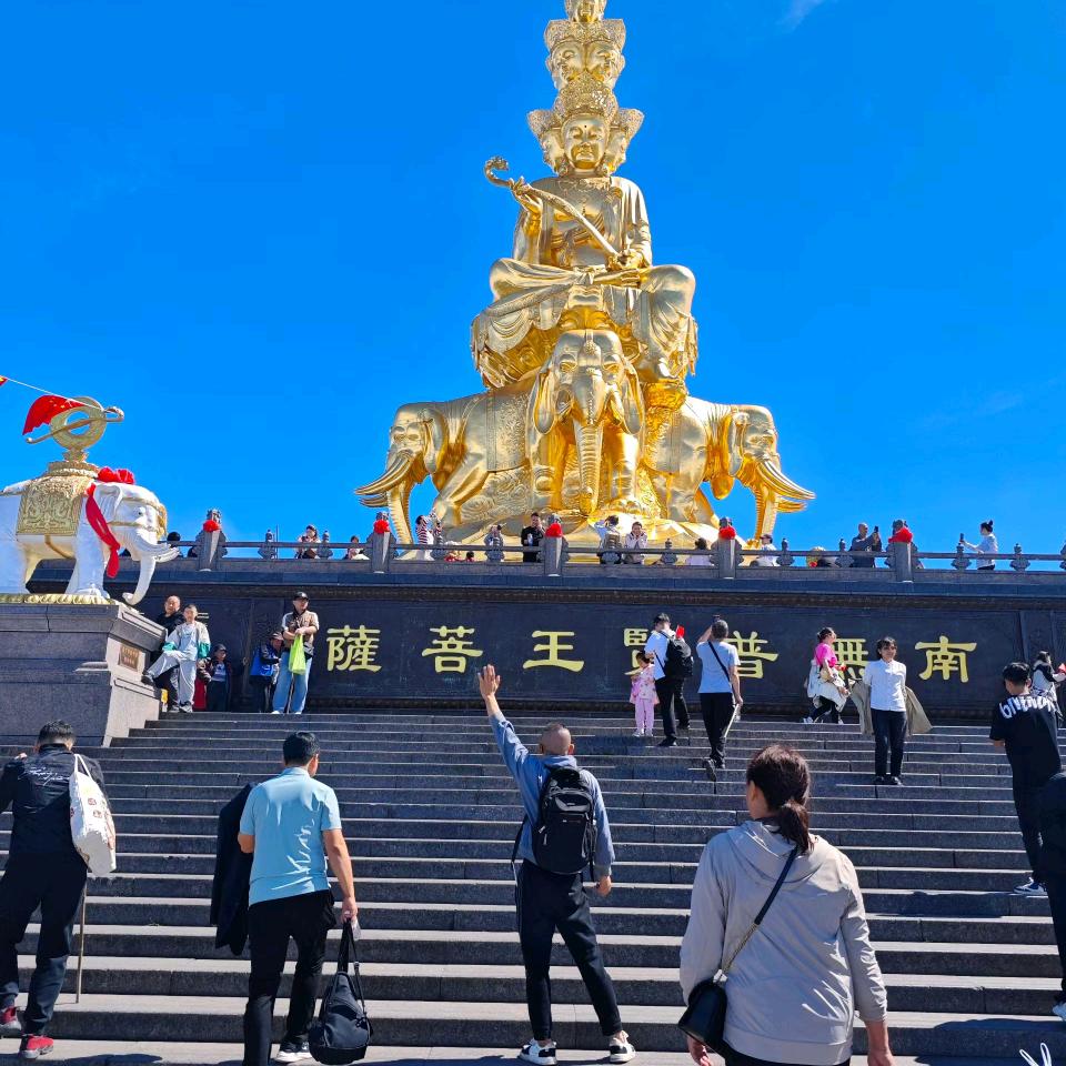 一个九七年的小伙子第一时间出来做搬运工。