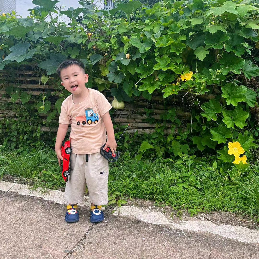 永远平安健康厨窗上了很多新品，男款羽绒服