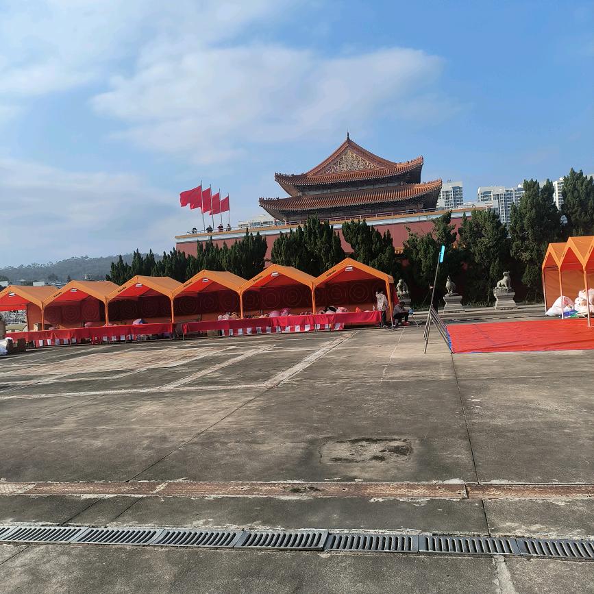 阳光下的冰块