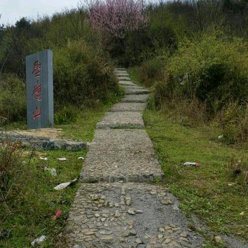 三穗显龙战鼓，溪边耕田人！白衣秀士