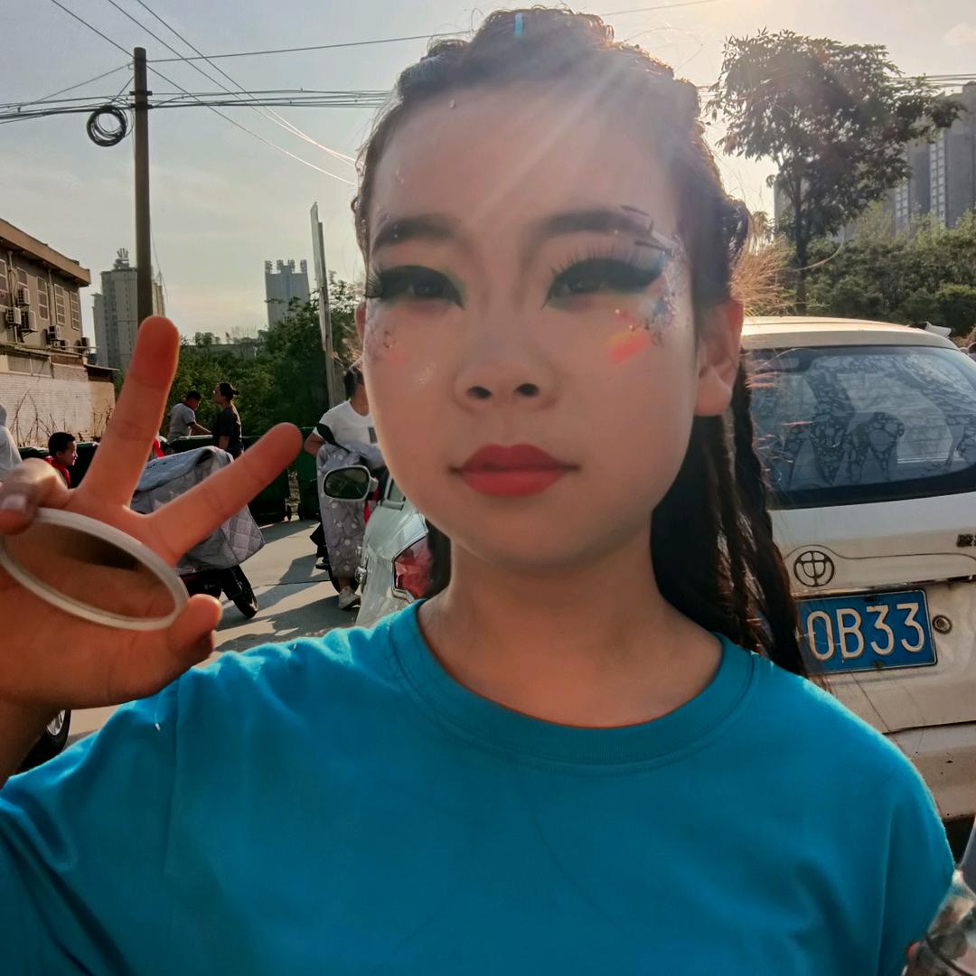 活泼开朗大气的母女组合