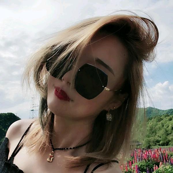 首艺美发老板娘