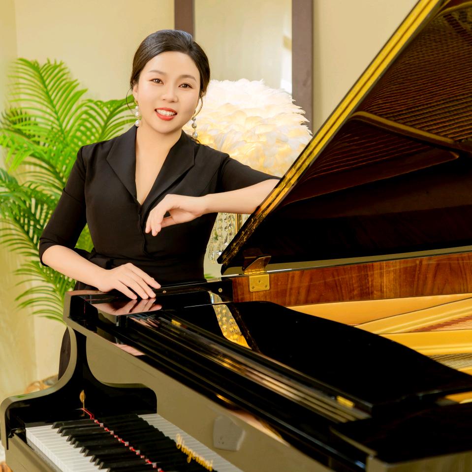 教钢琴的闪闪老师