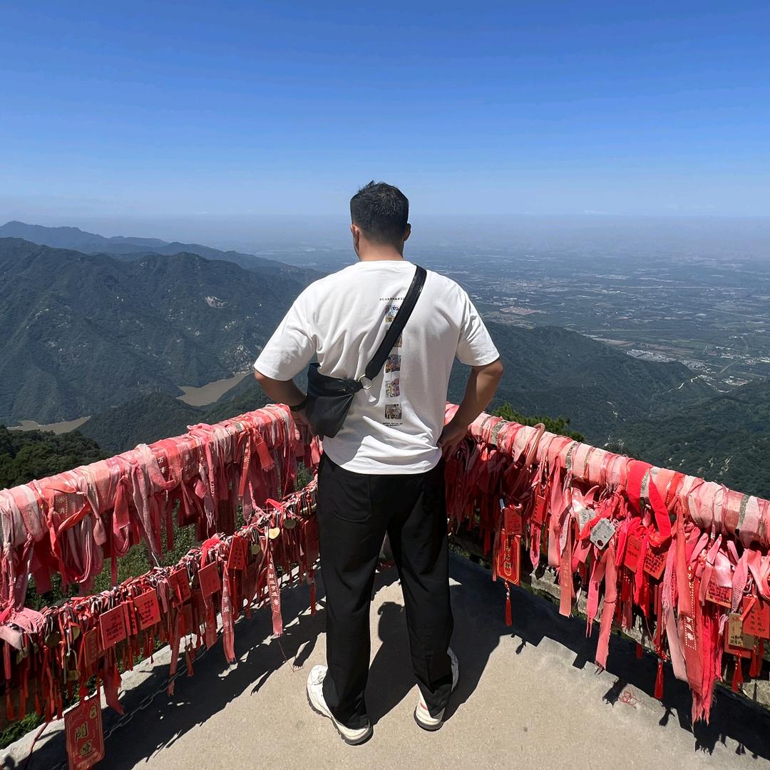 __没有背景丶只有背影