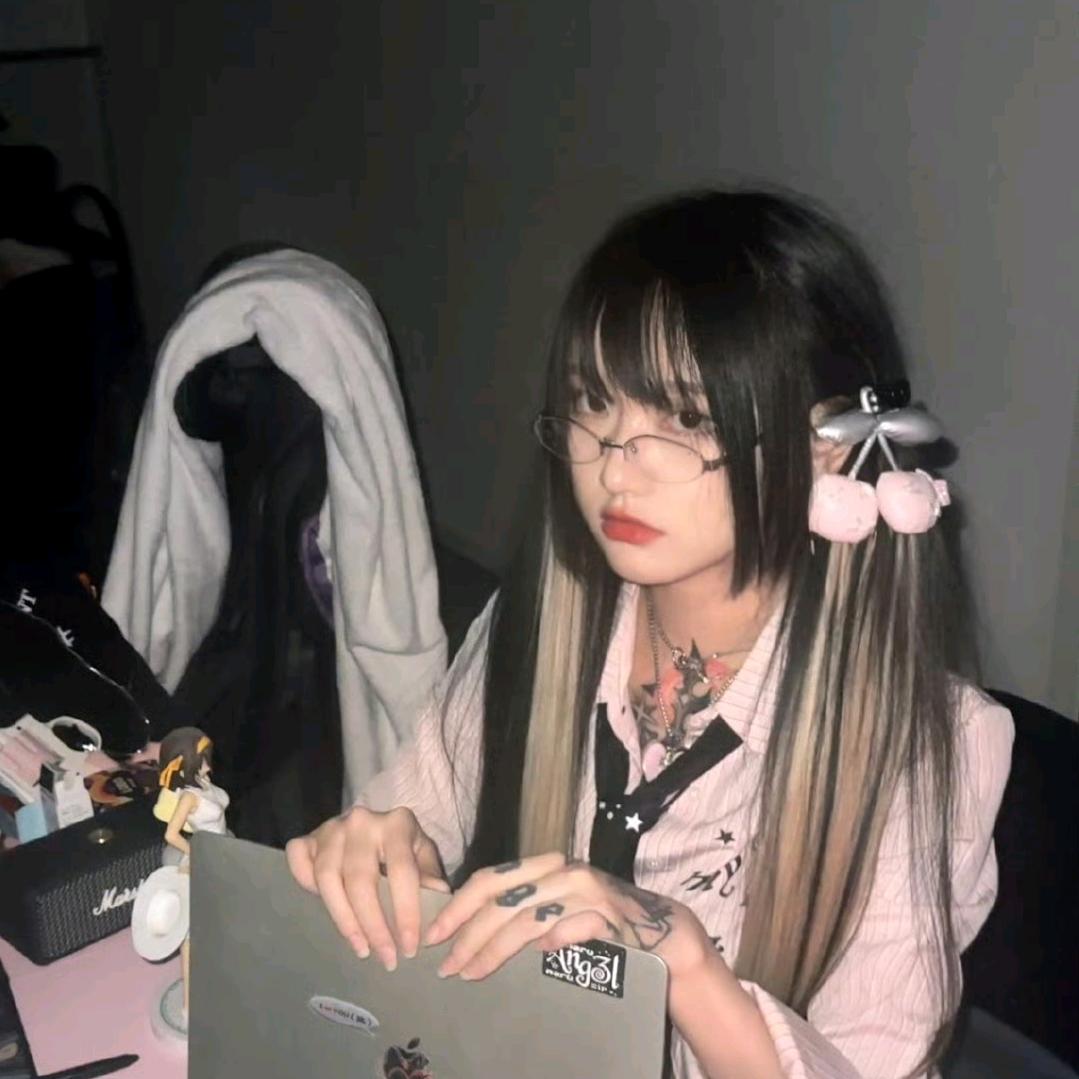 青草會在雨中哭泣