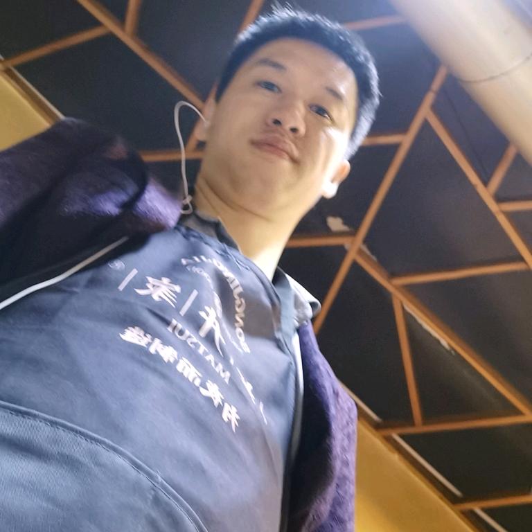 卖烧烤的小伙子