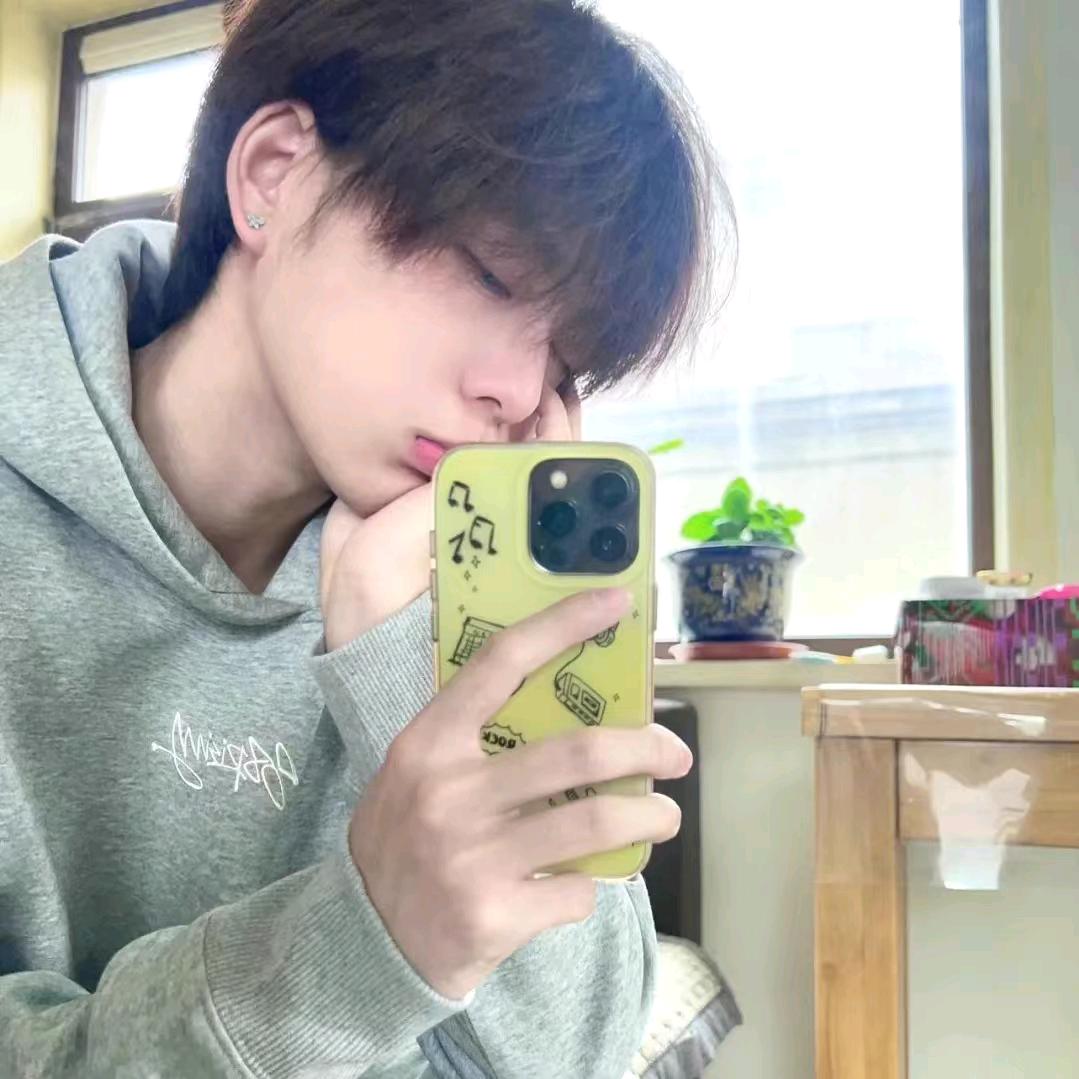 伄戼