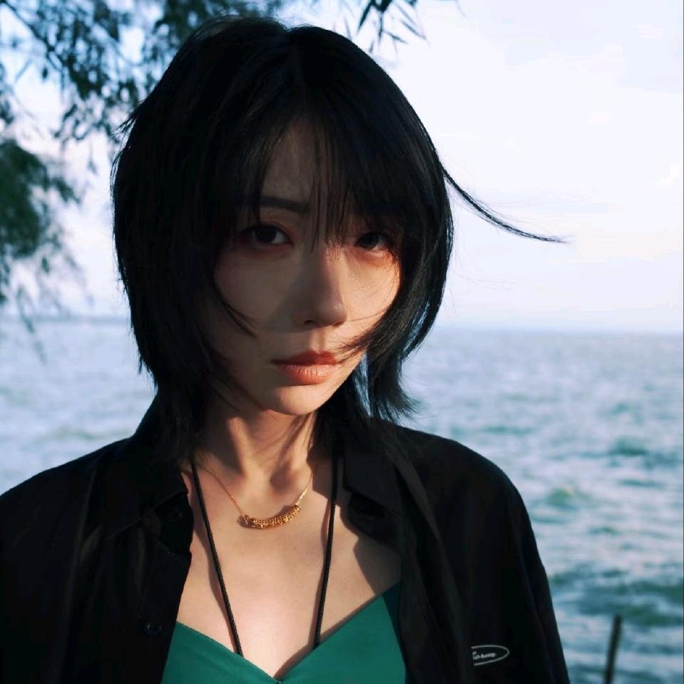 躺在鱼塘里的猫