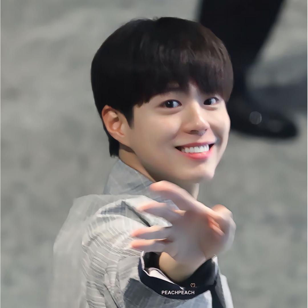 ᥫᩣ吃饱就睡>_