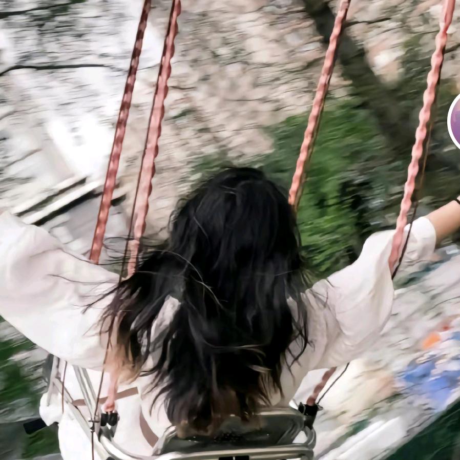 伸手跳进大海