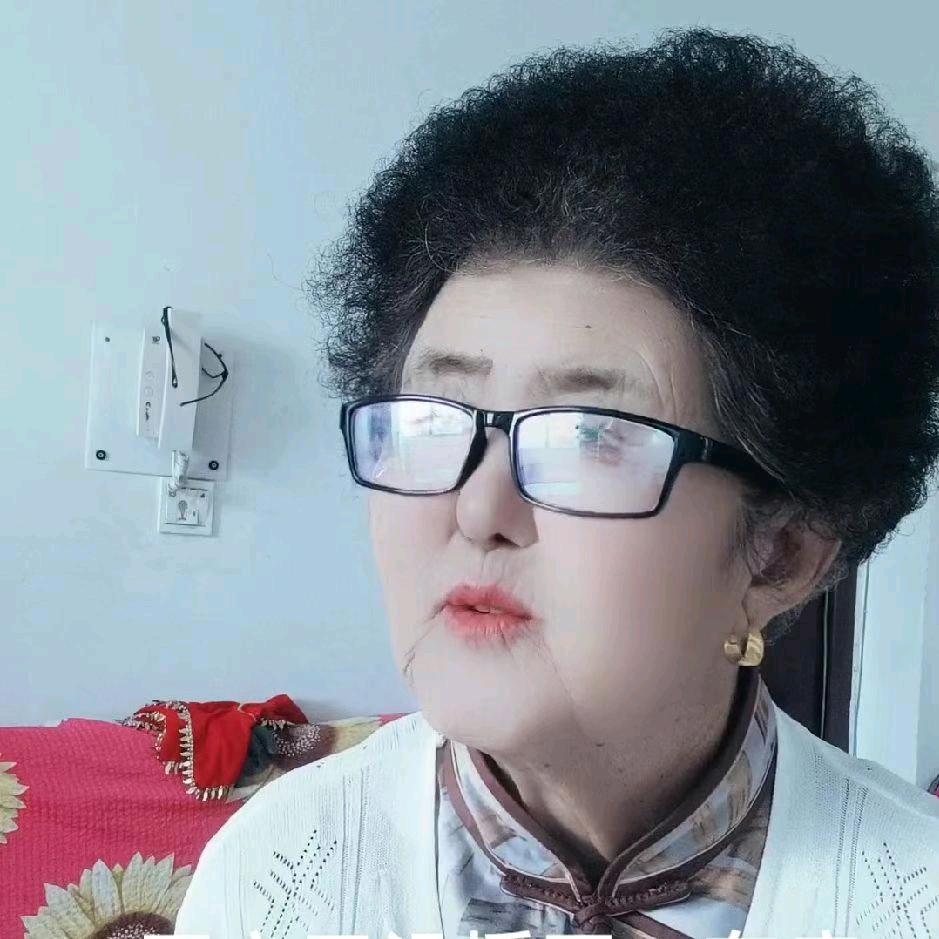 时髦老太太。