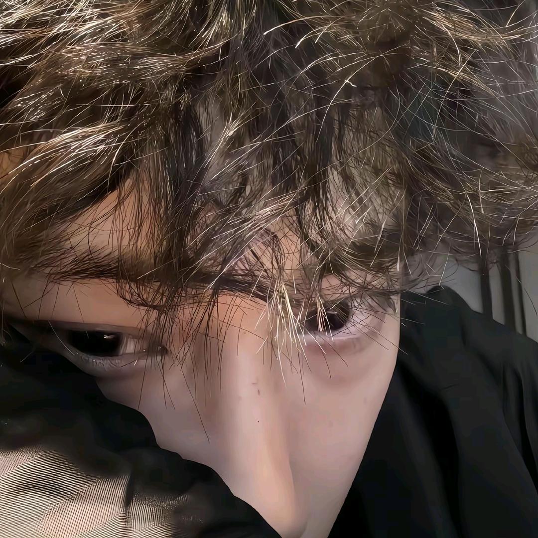 彧.