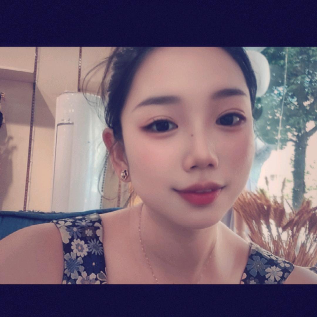 @芊色衣柜的小姐姐