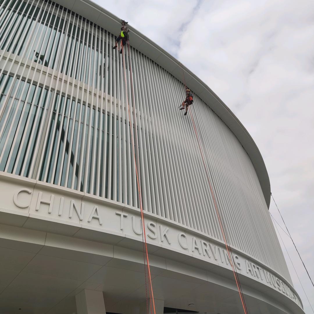 粤信蜘蛛人高空作业。