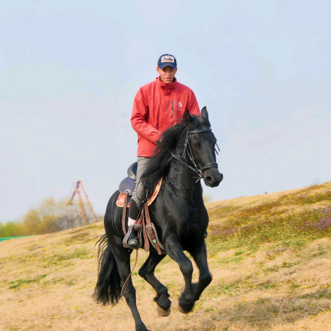 （加考马术教练）