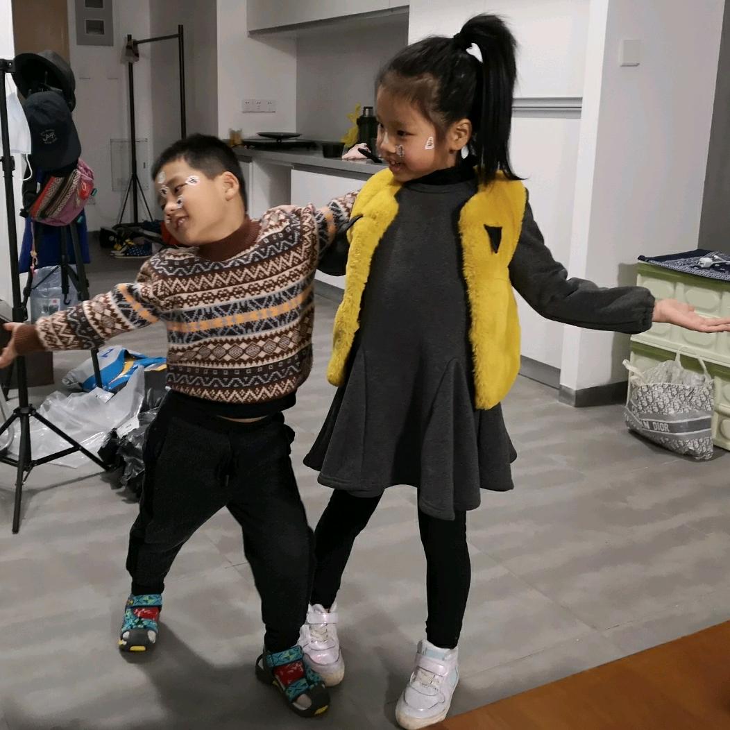 爱吃零食的小屁孩