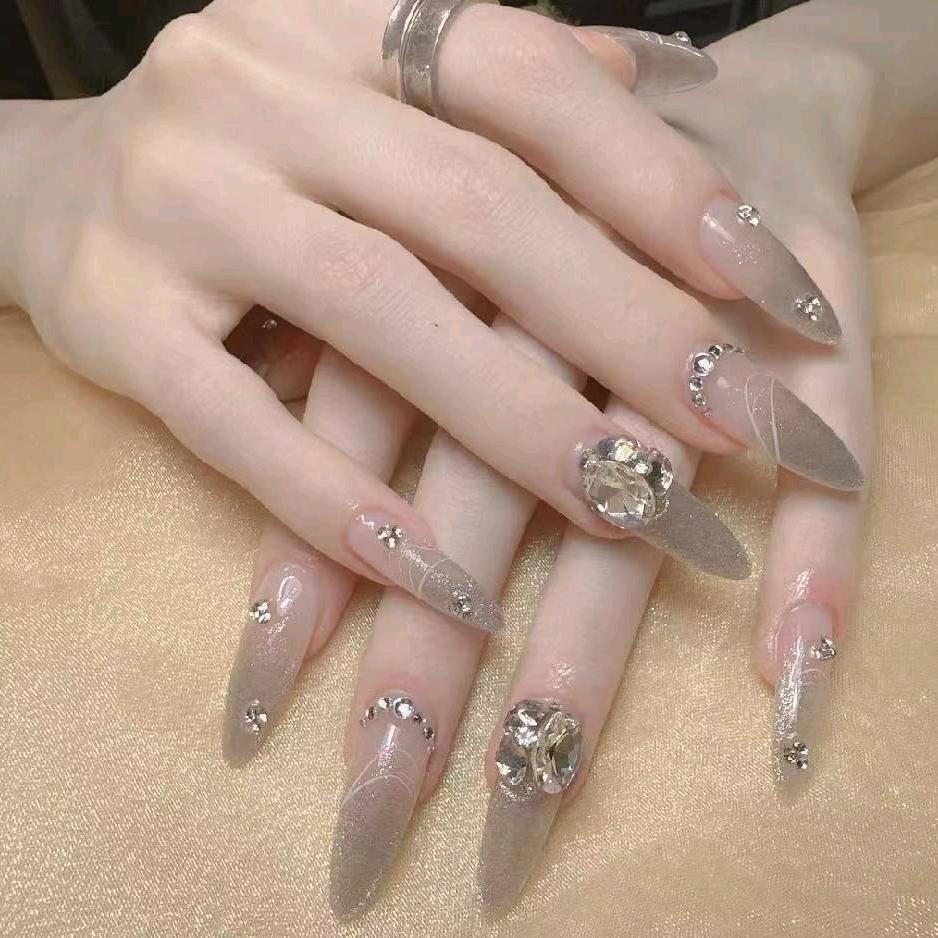 颜十七（化妆、定制穿戴甲）