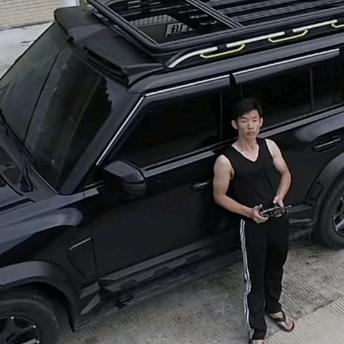 小连哥，开卡车人