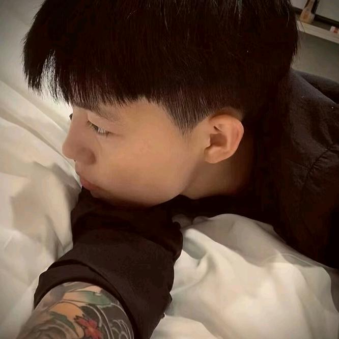 张 小 七
