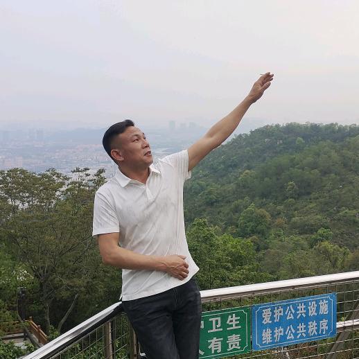 阳光下的男人