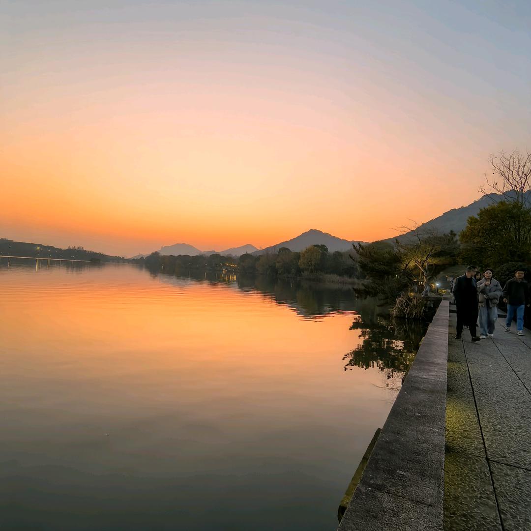 我见青山多妩媚