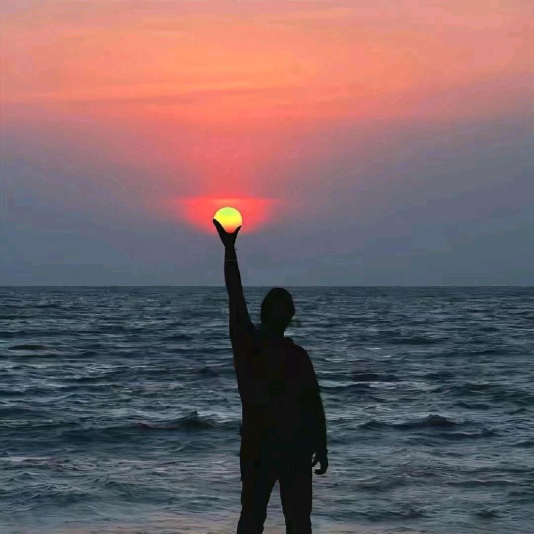 帅气腹肌男在公交上被6个俏寡妇轮流让座