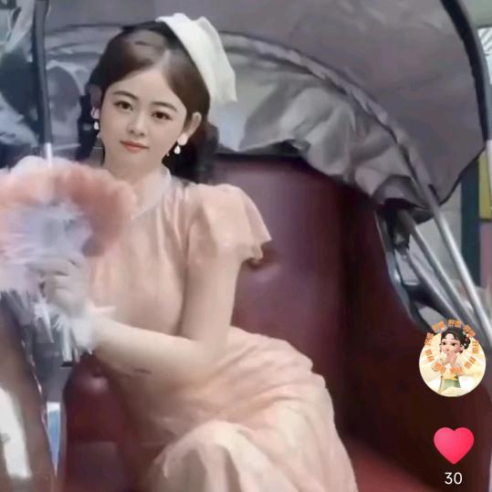小美爱追剧。