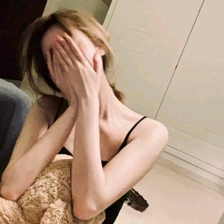 她 说