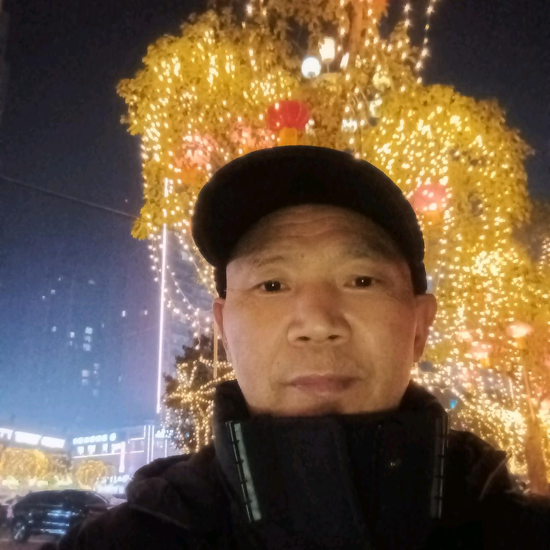 雄鹰展翅