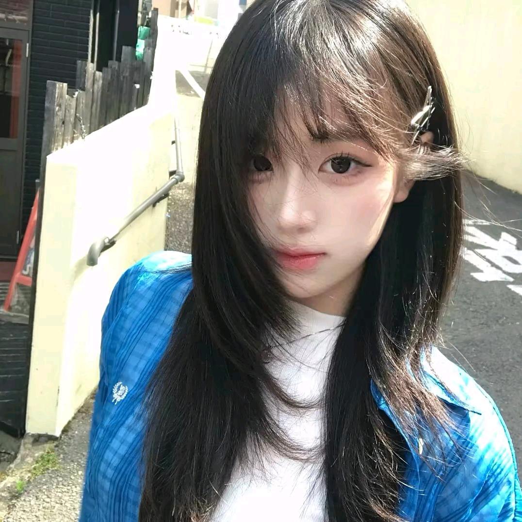 爱打金铲铲的小女孩