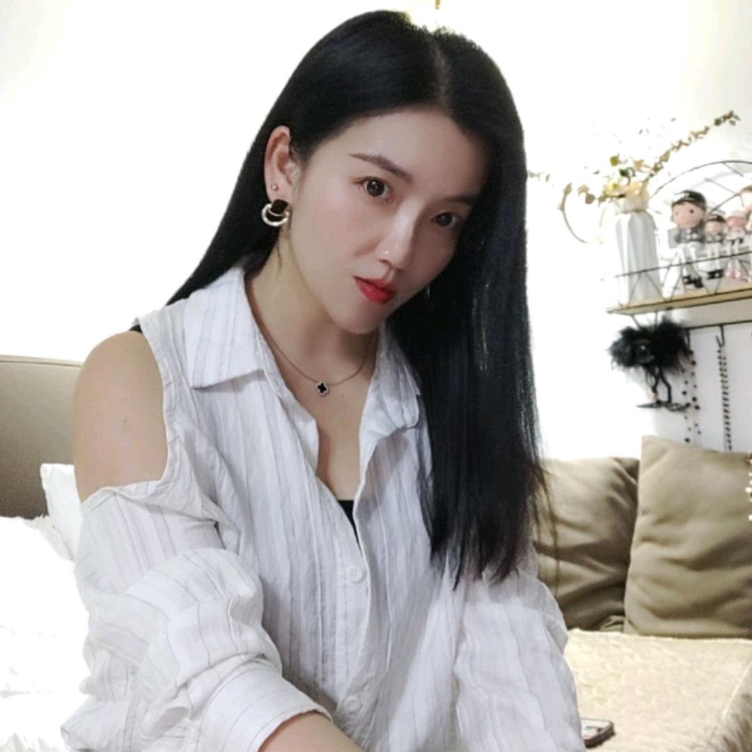 墨镜小姐姐芳语菲